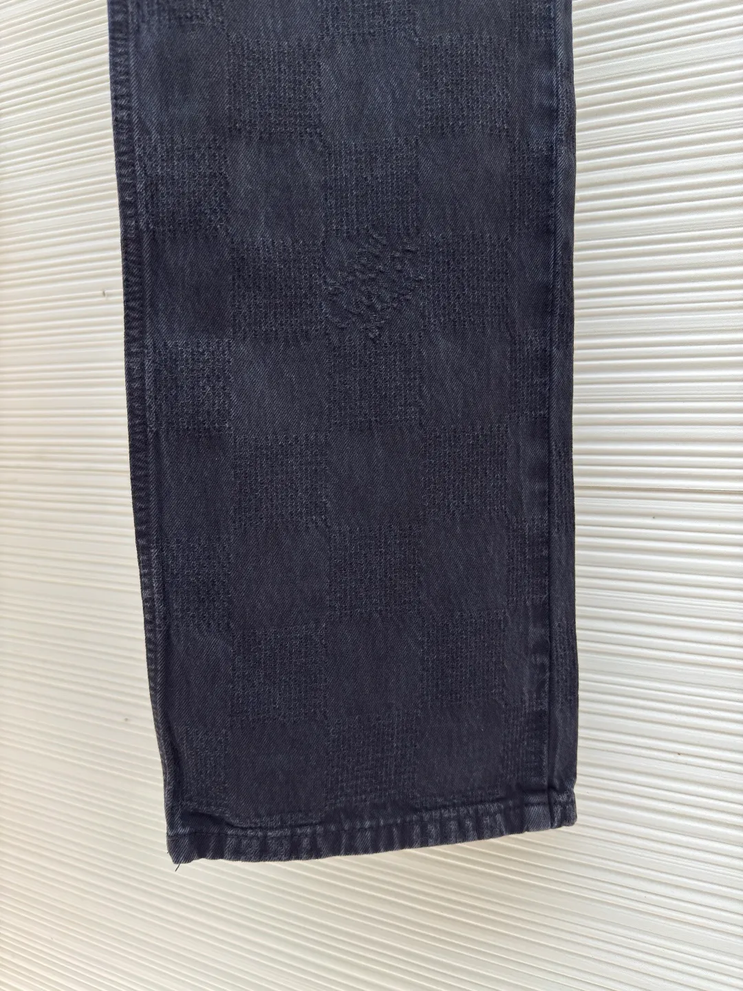 LOUIS VUITTON checkerboard denim trousers ●Authentic product: Purchased and developed by 12589 ●Item number: 1680033-B45 ●Material: denim fabric ●Technology: jacquard production ●Version: fitted version ●Weight: about 820 grams ●Size: 30-32-34-36 ●Description: Denim made with yarn-dyed jacquard technology, that is, twill weave, indigo-dyed denim. Sand washing is a post-processing process for jeans, which gives the clothes a certain fading effect and a sense of staleness after washing. Sand-washed jeans have a unique texture and feel, and the surface shows a uniform plush effect, giving people a retro and nostalgic feeling. They can be matched with tops of the same season to create a fashionable look, and can be used in various occasions. Customized accessories, complete with three standards, the same style for men and women!